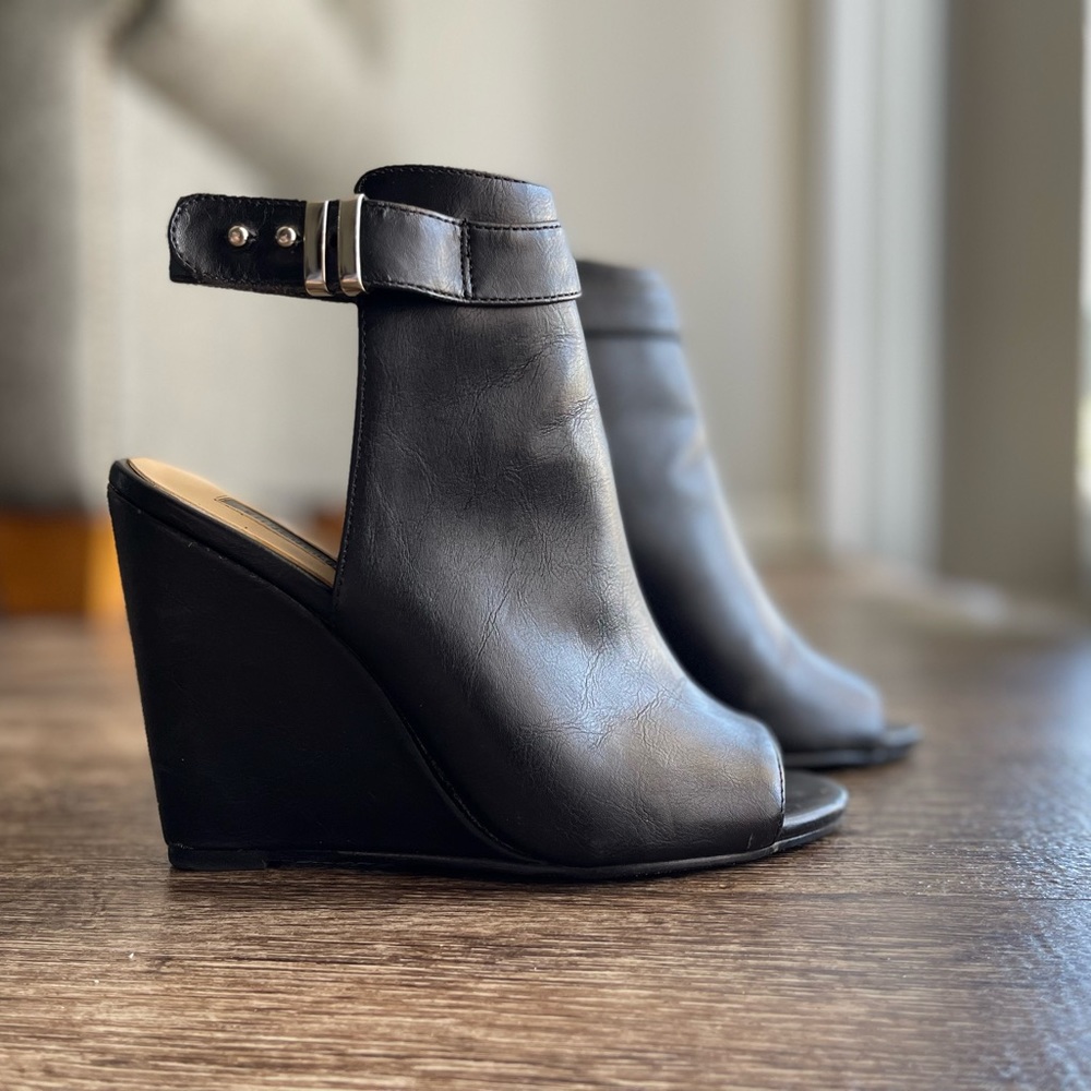 Forever 21 Wedges in Black, Size 6